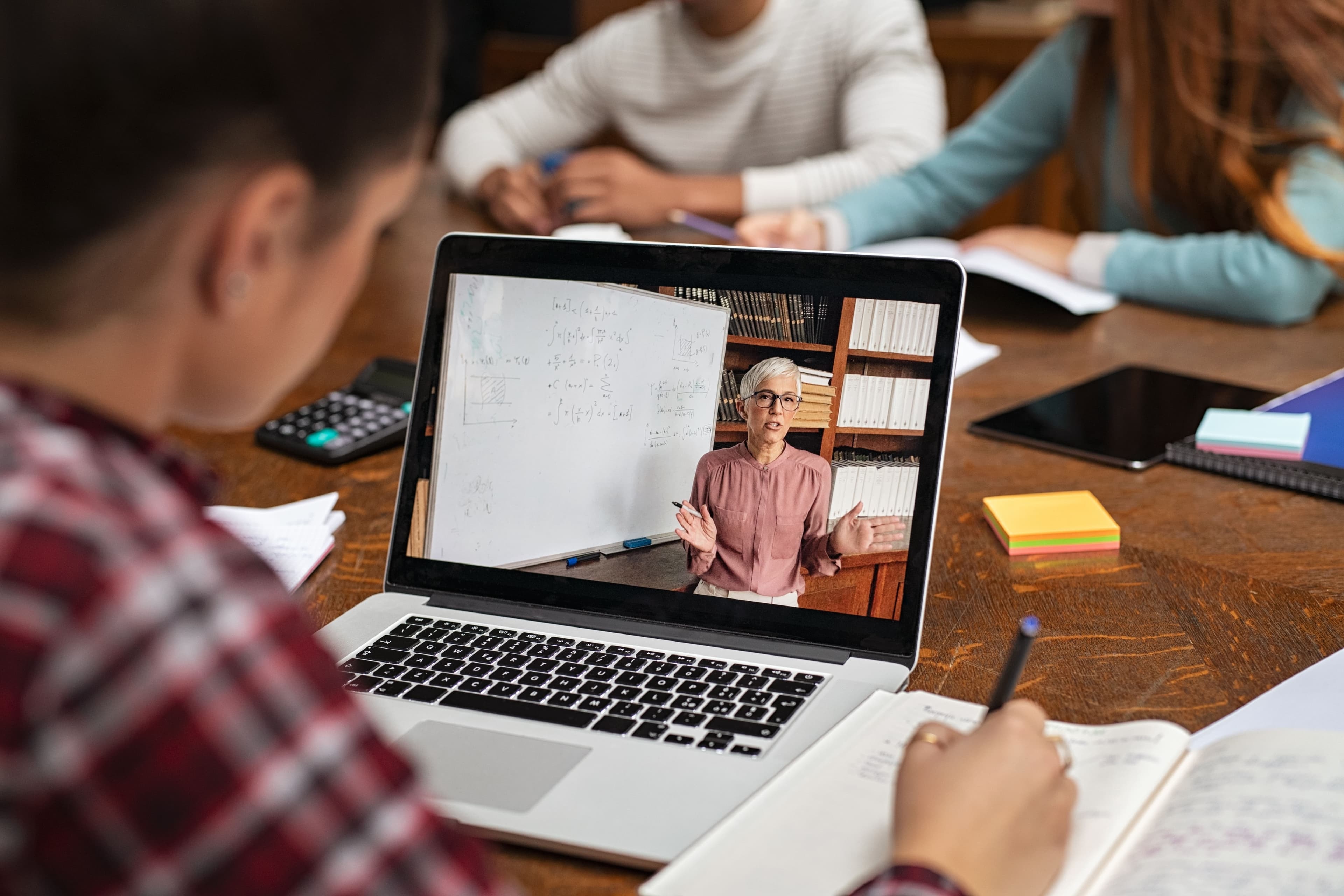 Aide aux devoirs en ligne avec elite-etude.tn pour accompagner les élèves du primaire au supérieur dans toutes les matières