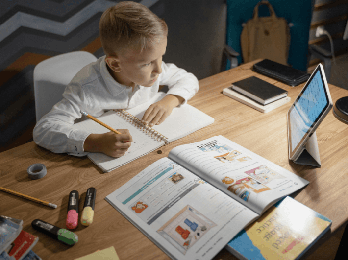 Cours de soutien scolaire en visioconférence pour tous les niveaux avec Élite Étude, accessibles partout et à tout moment